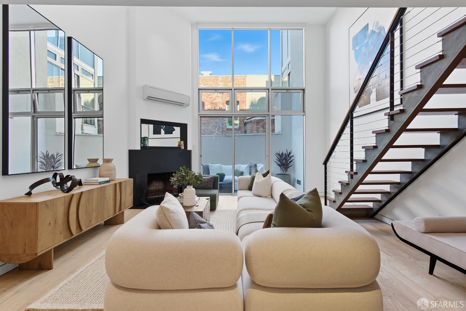 Photo #2: 425058165 Listing 