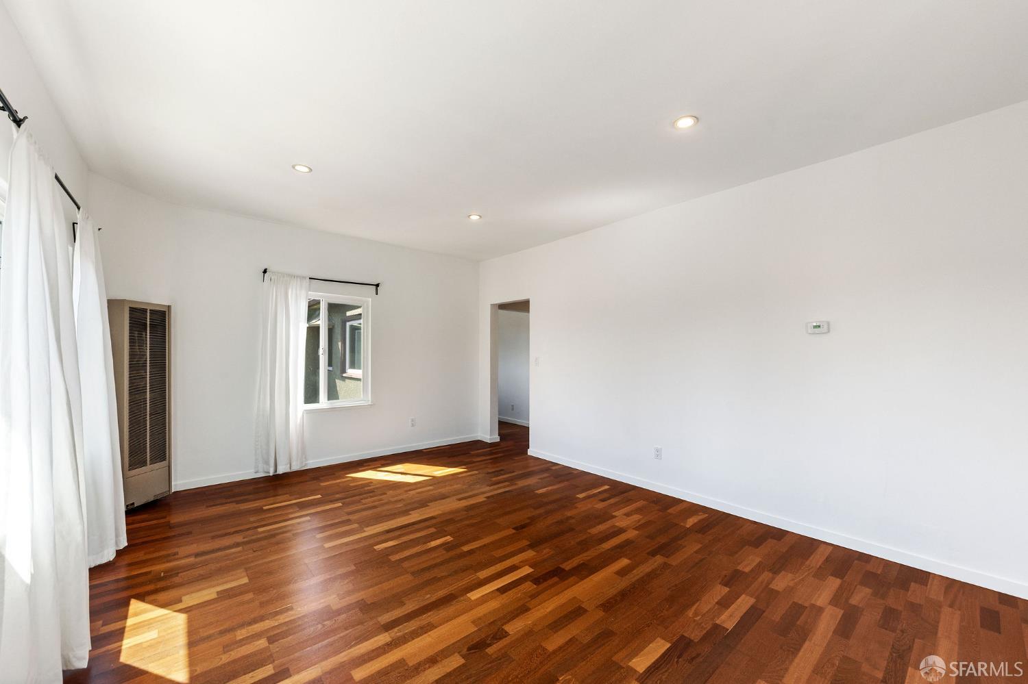 Detail Gallery Image 9 of 26 For 902 40th St, Oakland,  CA 94608 - 2 Beds | 1 Baths