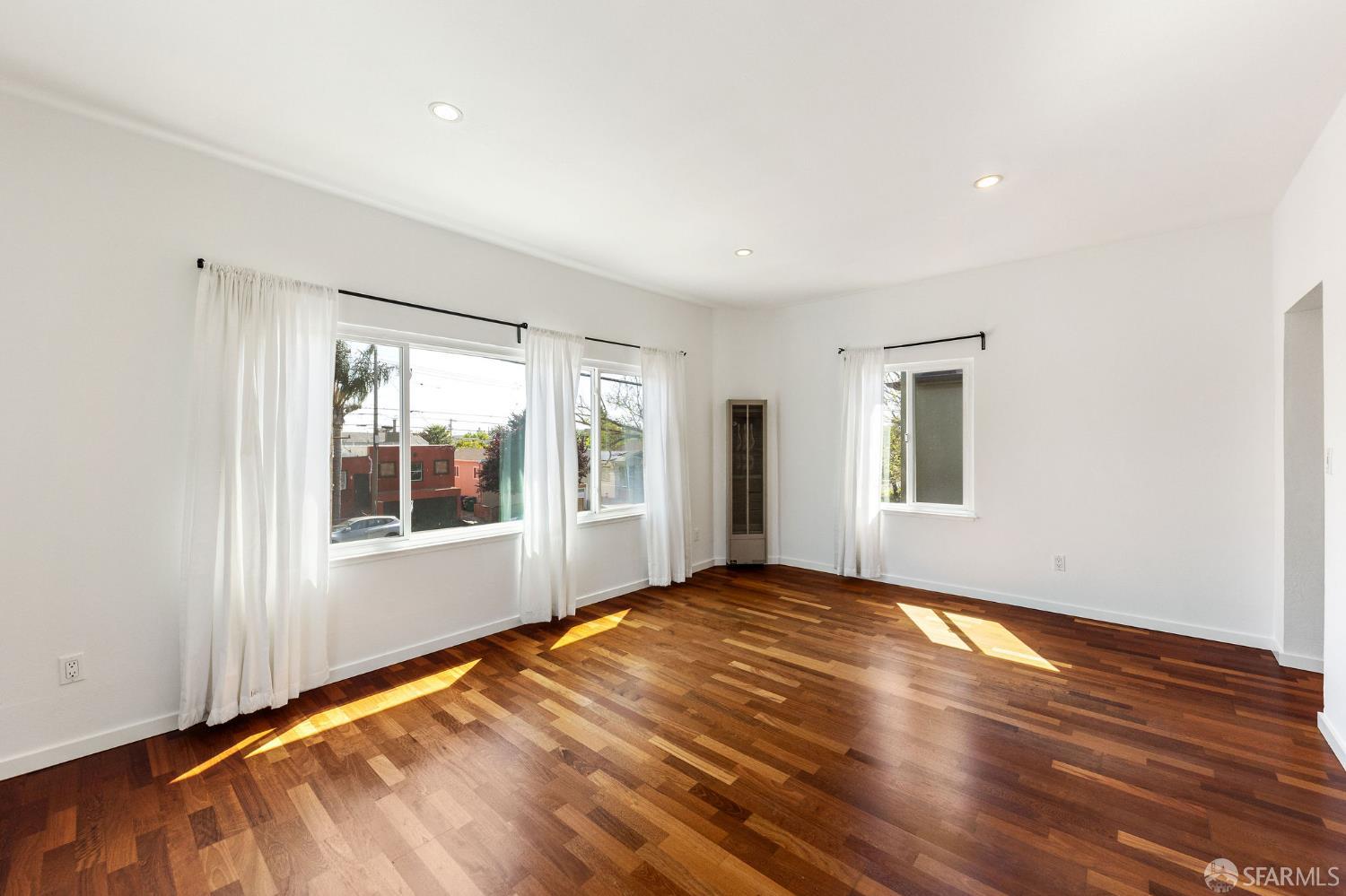 Detail Gallery Image 8 of 26 For 902 40th St, Oakland,  CA 94608 - 2 Beds | 1 Baths