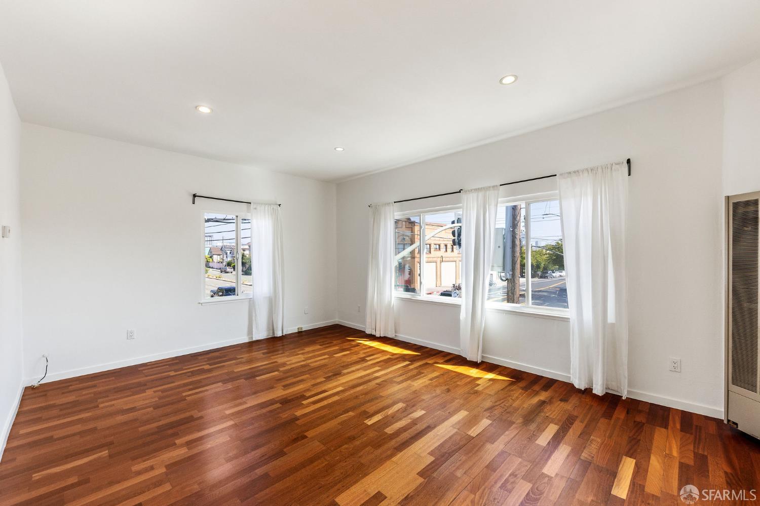 Detail Gallery Image 7 of 26 For 902 40th St, Oakland,  CA 94608 - 2 Beds | 1 Baths