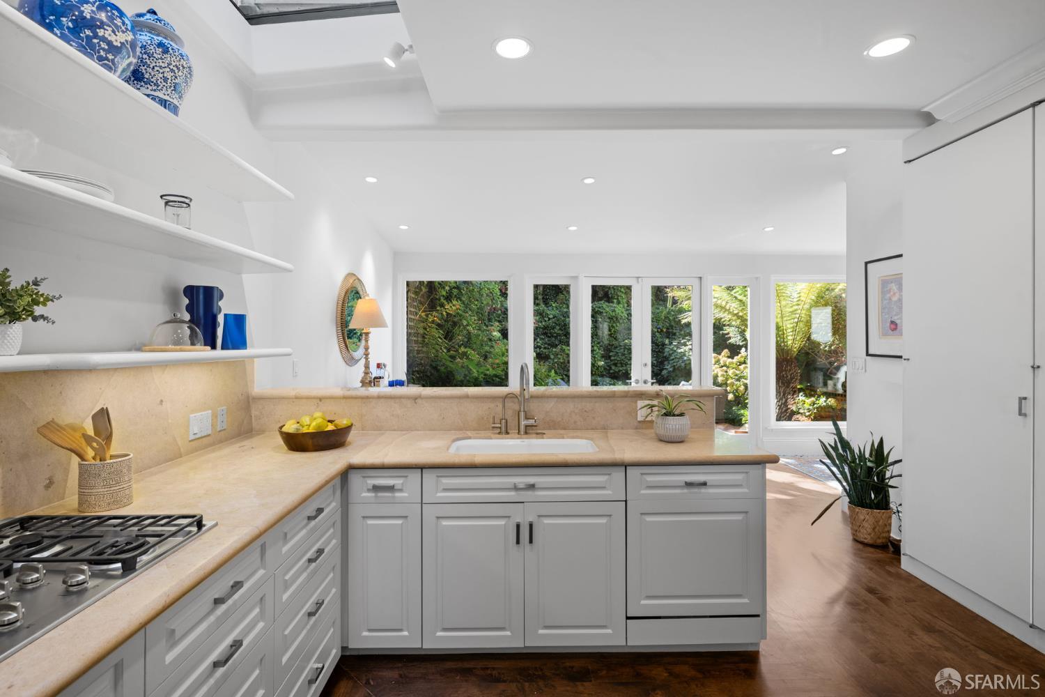 Detail Gallery Image 16 of 73 For 2341 Leavenworth St, San Francisco,  CA 94133 - 4 Beds | 4 Baths