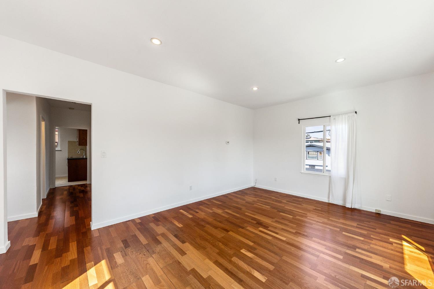 Detail Gallery Image 10 of 26 For 902 40th St, Oakland,  CA 94608 - 2 Beds | 1 Baths