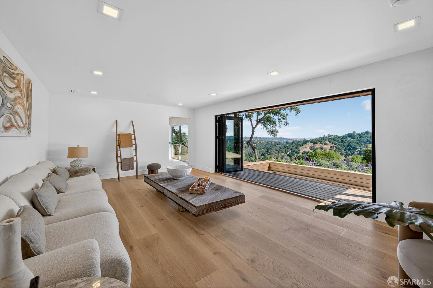 Detail Gallery Image 18 of 31 For 205 Crestview Dr, Orinda,  CA 94563 - 6 Beds | 6/1 Baths