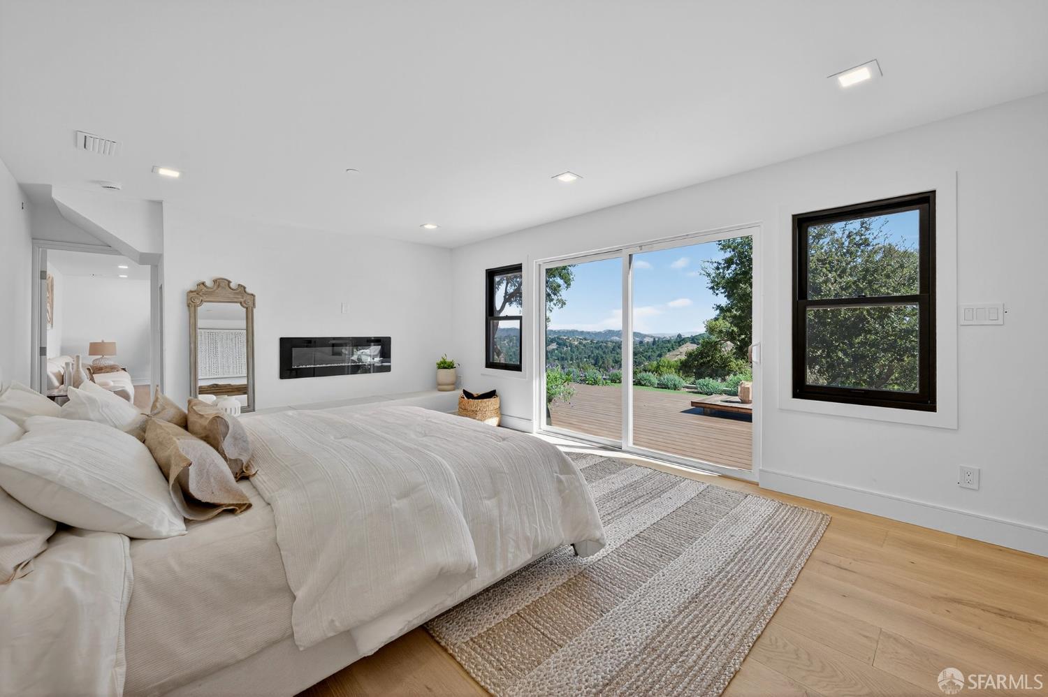 Detail Gallery Image 21 of 31 For 205 Crestview Dr, Orinda,  CA 94563 - 6 Beds | 6/1 Baths