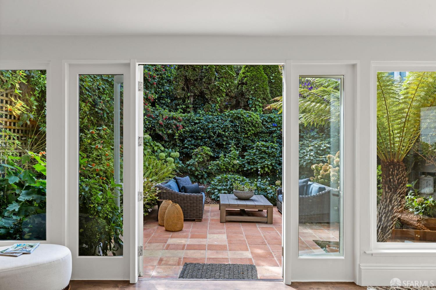 Detail Gallery Image 22 of 73 For 2341 Leavenworth St, San Francisco,  CA 94133 - 4 Beds | 4 Baths