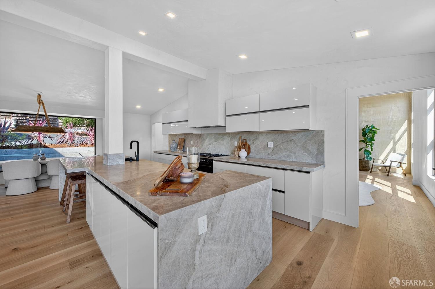 Detail Gallery Image 6 of 31 For 205 Crestview Dr, Orinda,  CA 94563 - 6 Beds | 6/1 Baths