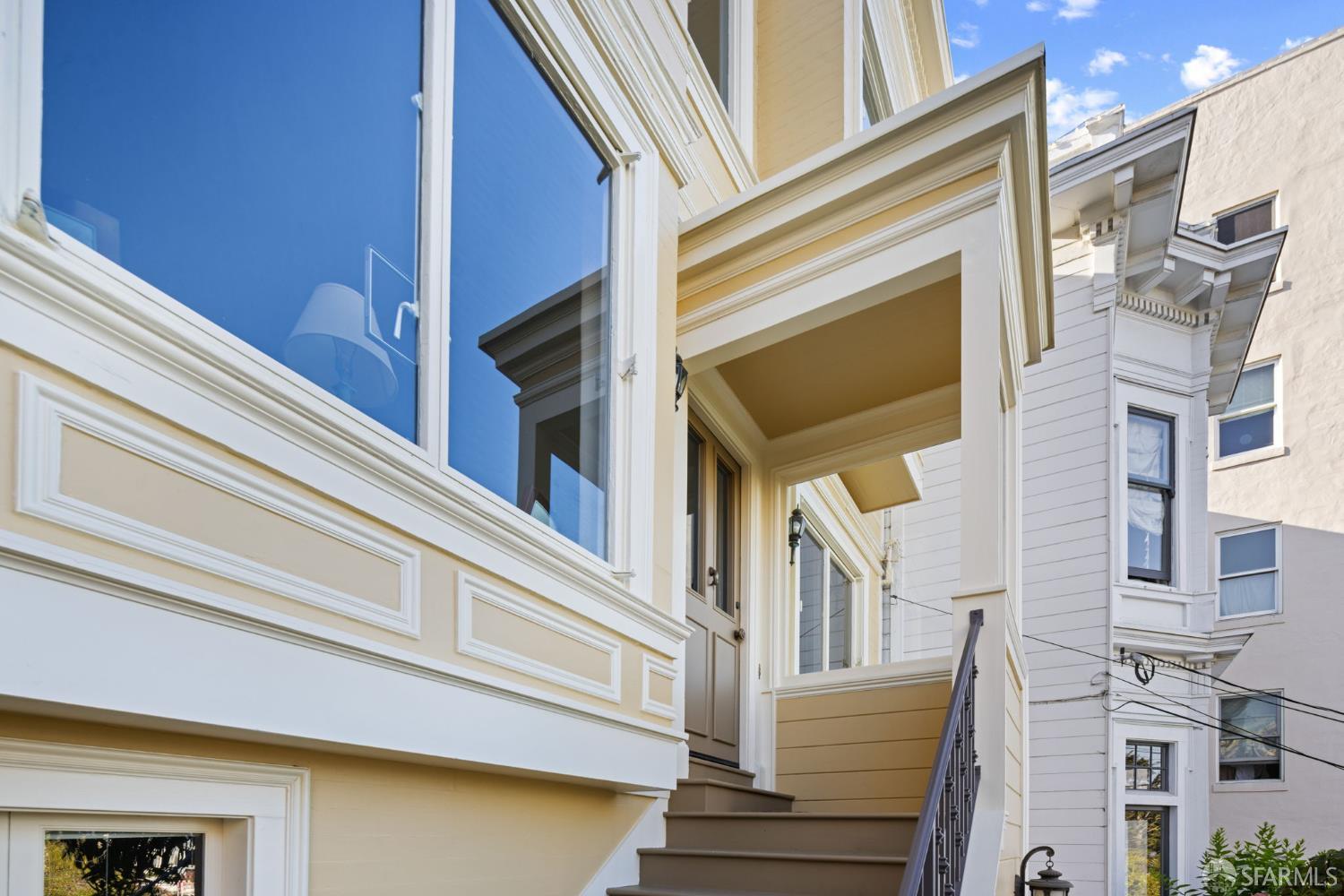 Detail Gallery Image 3 of 73 For 2341 Leavenworth St, San Francisco,  CA 94133 - 4 Beds | 4 Baths