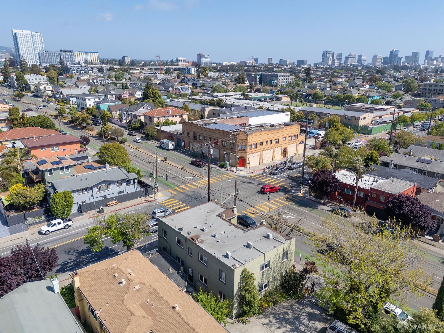 Detail Gallery Image 3 of 26 For 902 40th St, Oakland,  CA 94608 - 2 Beds | 1 Baths