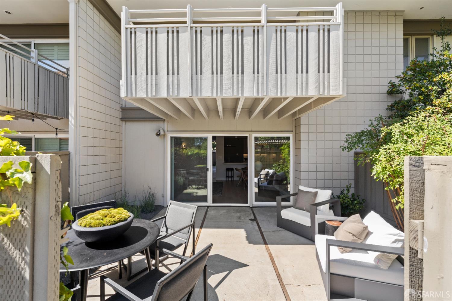 Detail Gallery Image 14 of 55 For 37 Los Altos Sqr, Los Altos,  CA 94022 - 2 Beds | 2/1 Baths