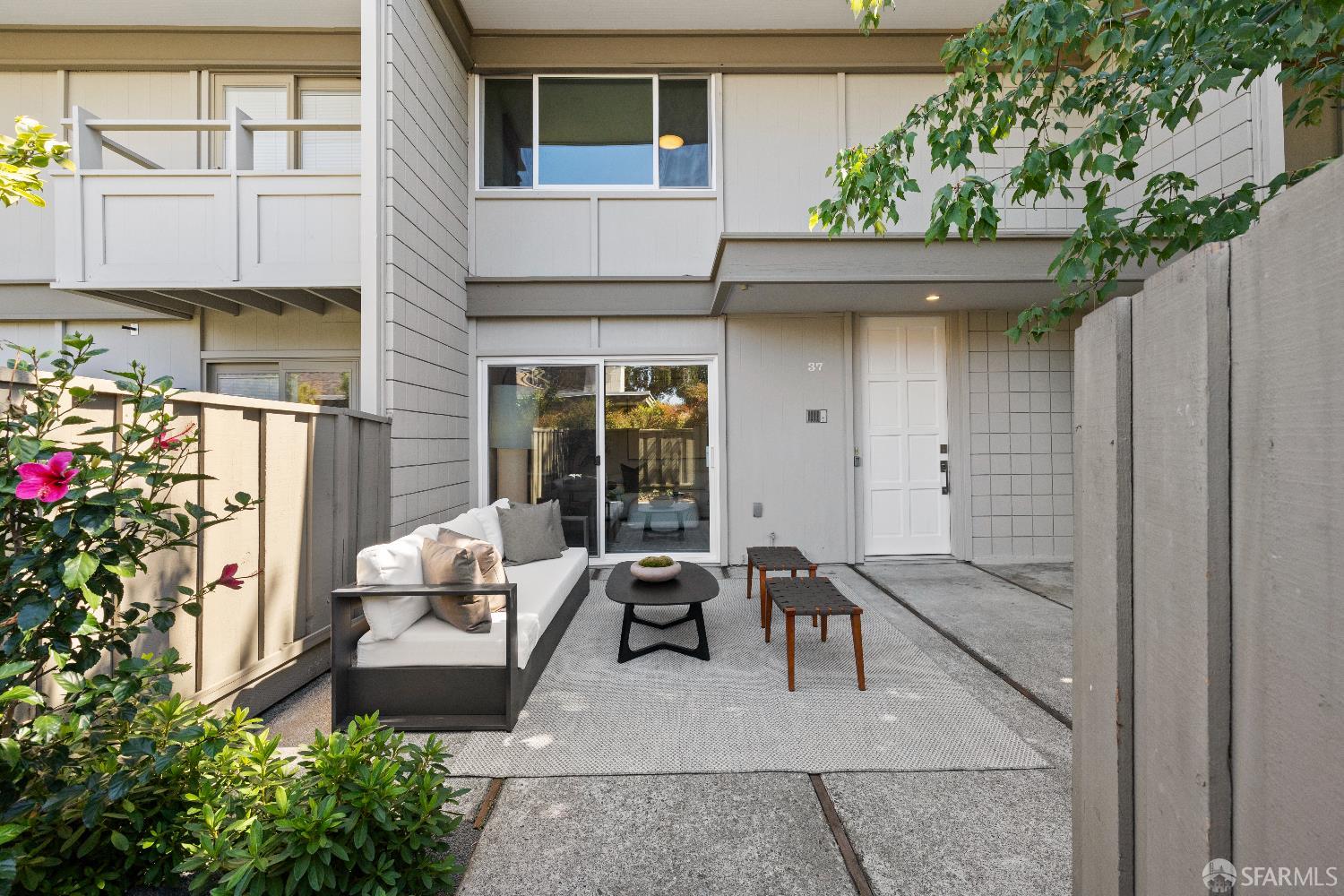 Detail Gallery Image 3 of 55 For 37 Los Altos Sqr, Los Altos,  CA 94022 - 2 Beds | 2/1 Baths