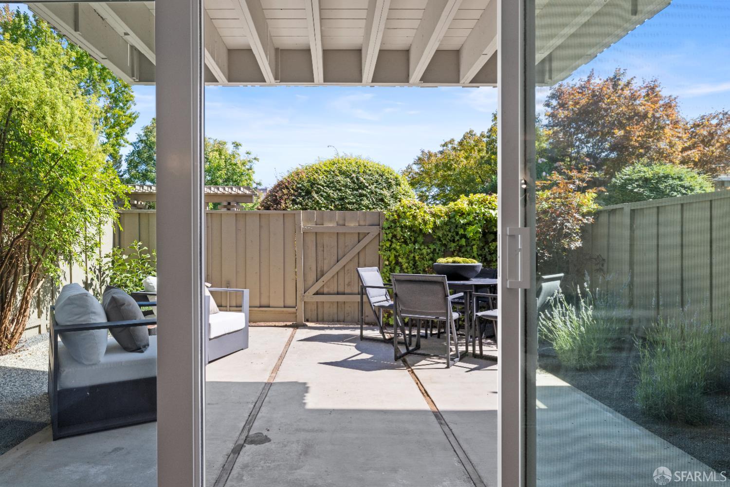 Detail Gallery Image 12 of 55 For 37 Los Altos Sqr, Los Altos,  CA 94022 - 2 Beds | 2/1 Baths