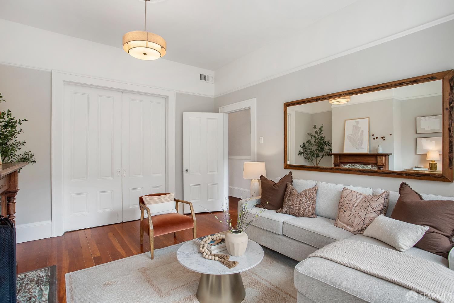 Detail Gallery Image 3 of 22 For 16 Henry St, San Francisco,  CA 94114 - 2 Beds | 1 Baths