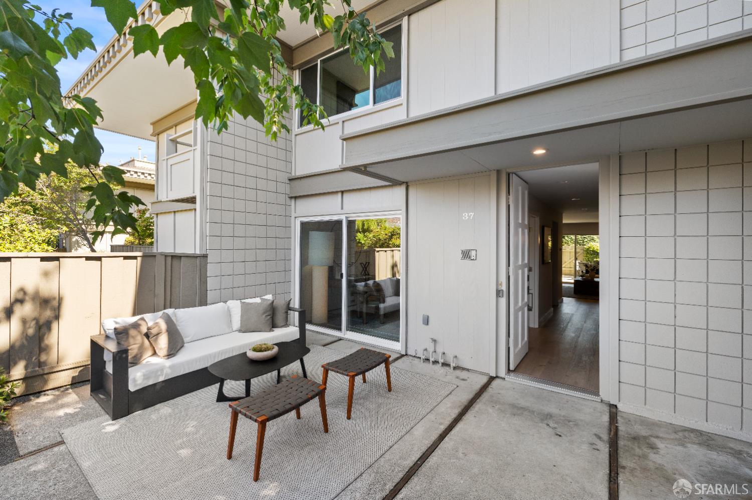 Detail Gallery Image 5 of 55 For 37 Los Altos Sqr, Los Altos,  CA 94022 - 2 Beds | 2/1 Baths