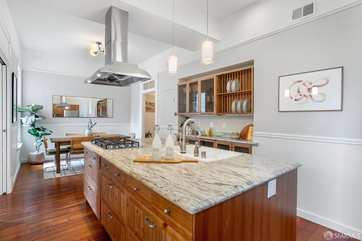 Detail Gallery Image 7 of 22 For 16 Henry St, San Francisco,  CA 94114 - 2 Beds | 1 Baths