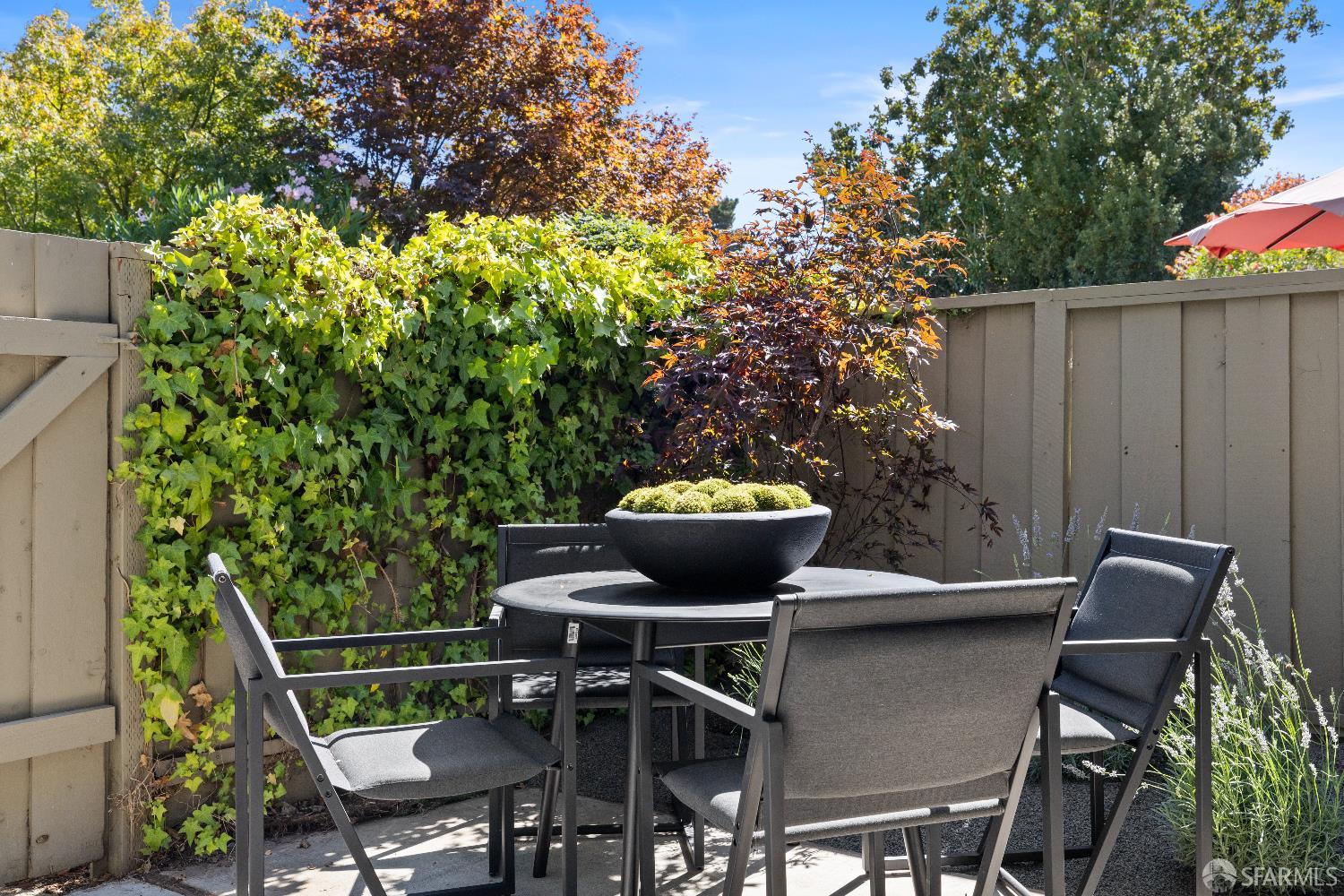 Detail Gallery Image 15 of 55 For 37 Los Altos Sqr, Los Altos,  CA 94022 - 2 Beds | 2/1 Baths