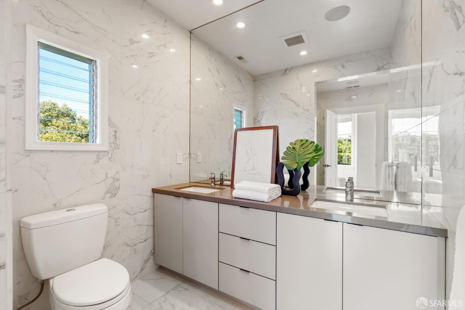 Detail Gallery Image 32 of 64 For 199 Carl St, San Francisco,  CA 94117 - 5 Beds | 4/2 Baths