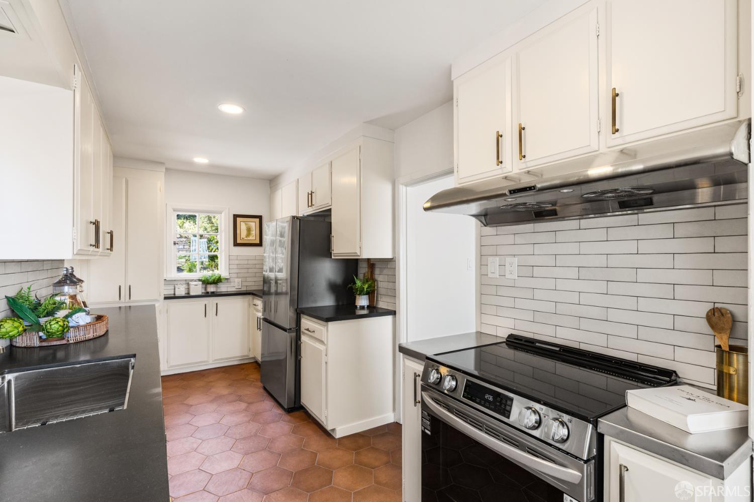 Detail Gallery Image 31 of 72 For 101 Graystone Ter, San Francisco,  CA 94114 - 3 Beds | 2/1 Baths