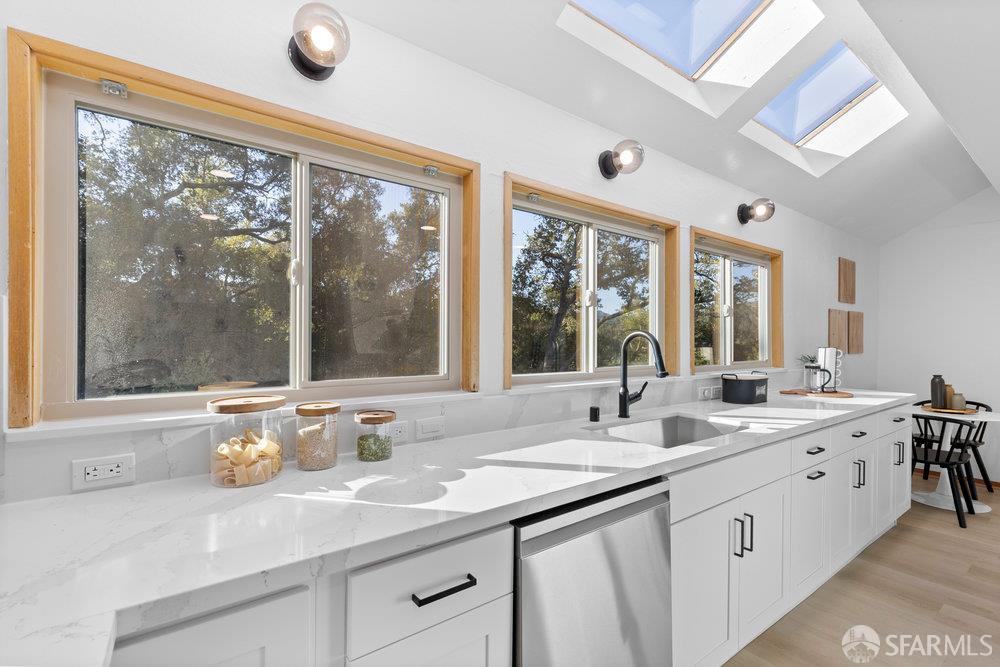 Detail Gallery Image 10 of 44 For 120 La Espiral, Orinda,  CA 94563 - 4 Beds | 3/1 Baths