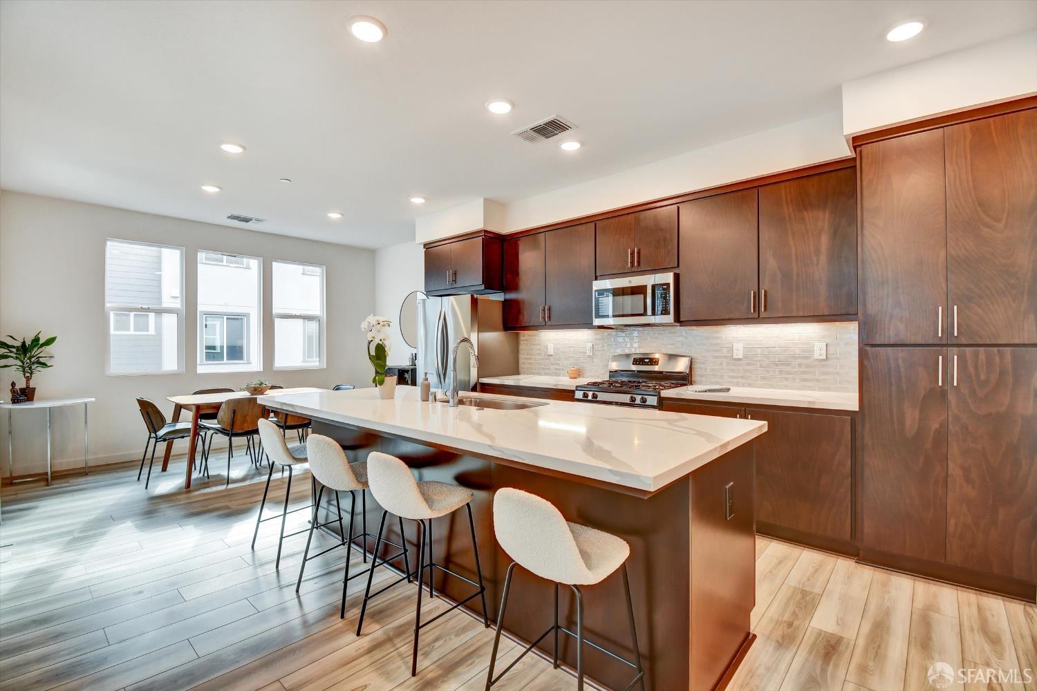 Detail Gallery Image 2 of 33 For 1778 Railway Cir, Oakland,  CA 94607 - 3 Beds | 3/1 Baths