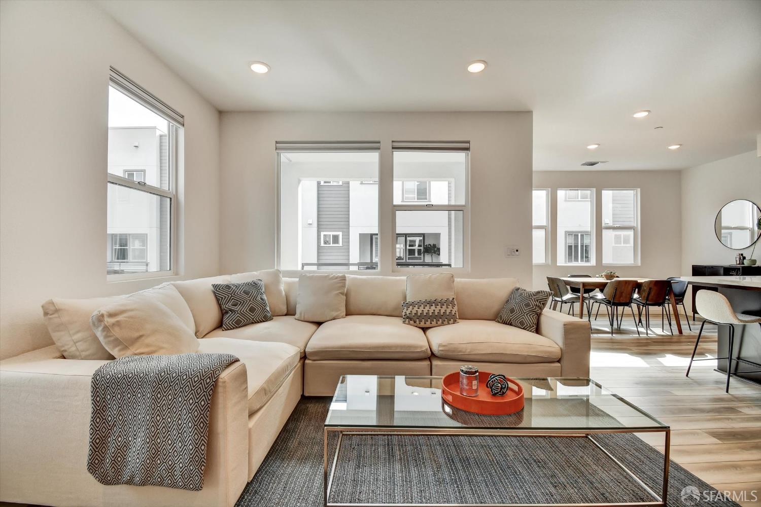 Detail Gallery Image 4 of 33 For 1778 Railway Cir, Oakland,  CA 94607 - 3 Beds | 3/1 Baths