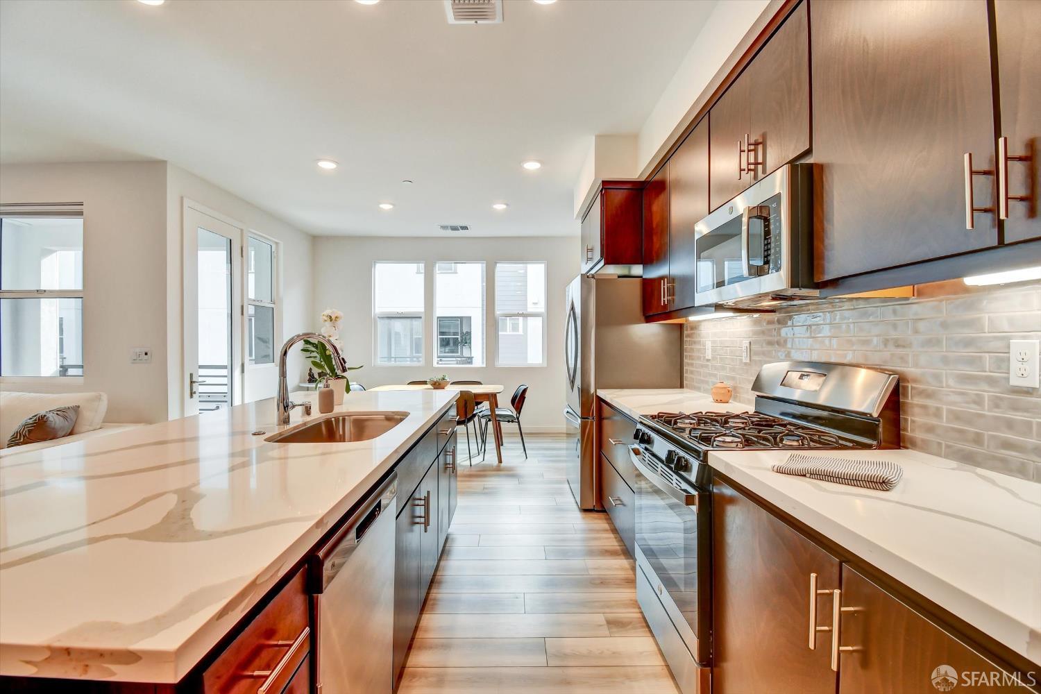 Detail Gallery Image 6 of 33 For 1778 Railway Cir, Oakland,  CA 94607 - 3 Beds | 3/1 Baths