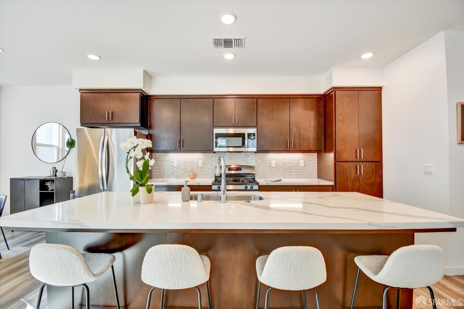 Detail Gallery Image 7 of 33 For 1778 Railway Cir, Oakland,  CA 94607 - 3 Beds | 3/1 Baths