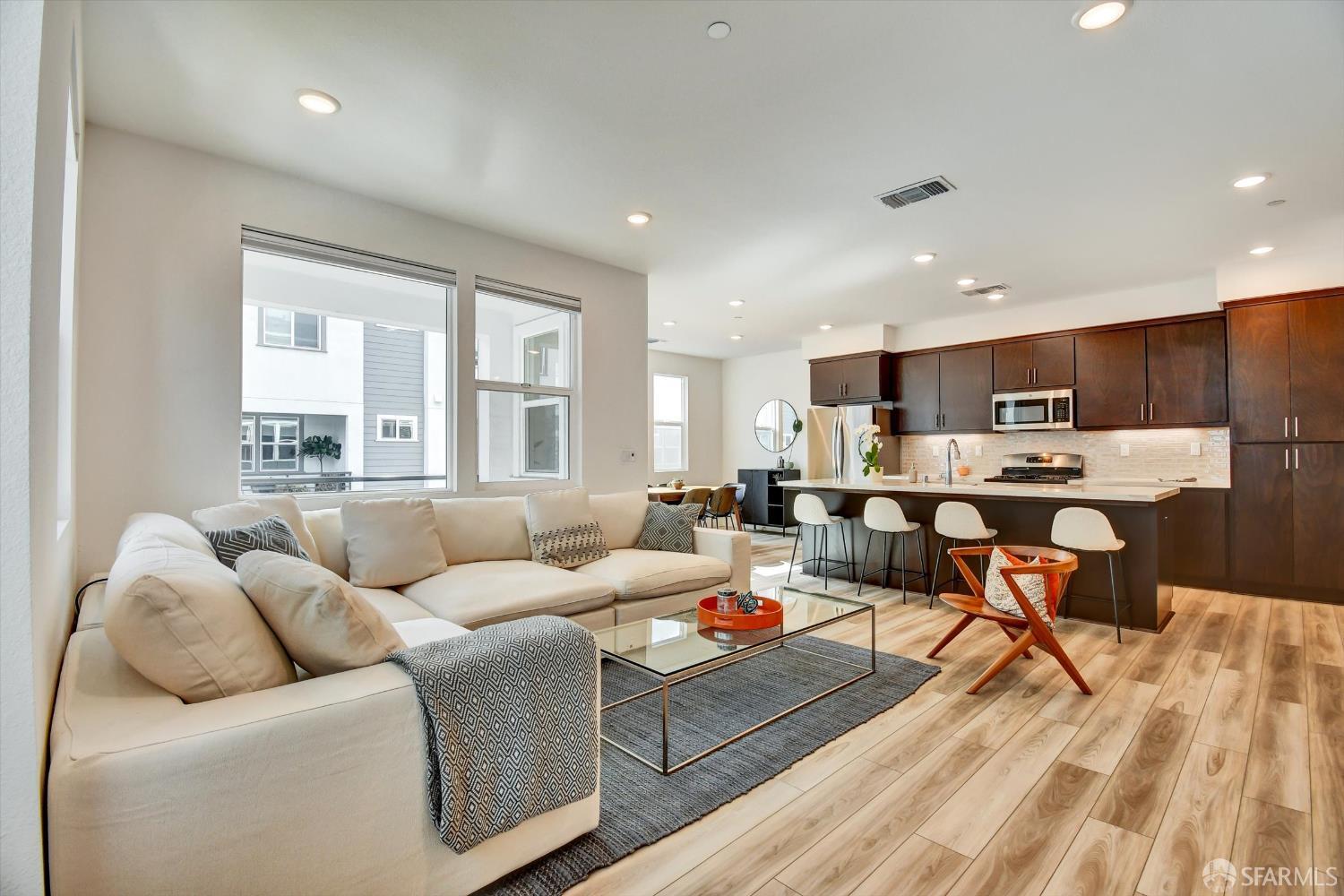 Detail Gallery Image 3 of 33 For 1778 Railway Cir, Oakland,  CA 94607 - 3 Beds | 3/1 Baths