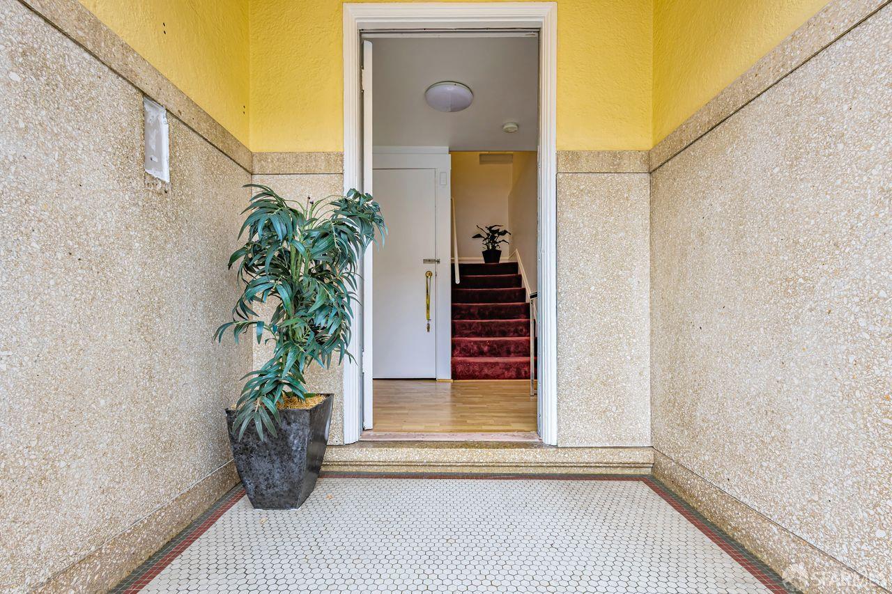 Detail Gallery Image 2 of 29 For 528 London St, San Francisco,  CA 94112 - 2 Beds | 1 Baths