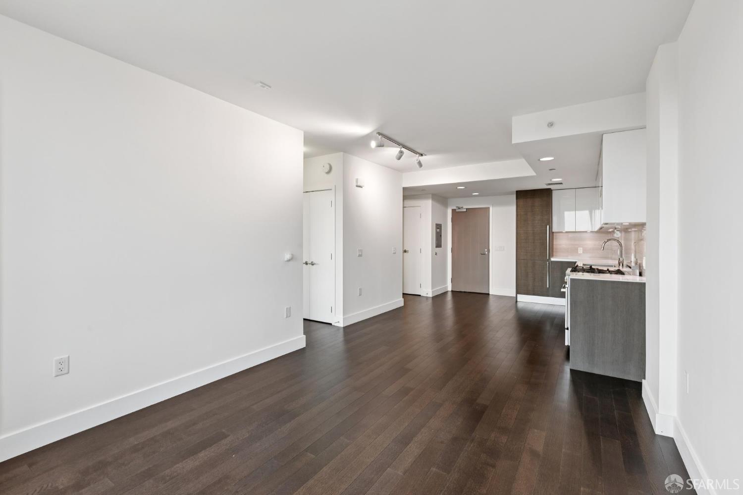 Photo #8: 425077037 Listing: Photo #8