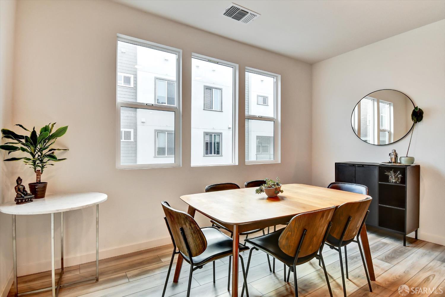 Detail Gallery Image 9 of 33 For 1778 Railway Cir, Oakland,  CA 94607 - 3 Beds | 3/1 Baths