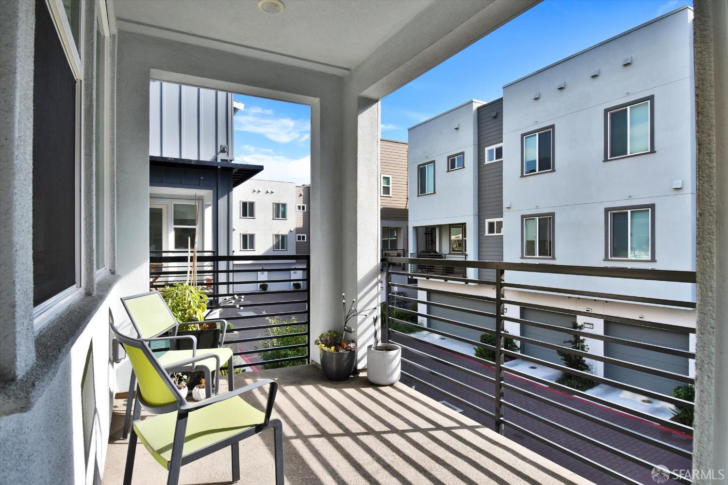 Detail Gallery Image 10 of 33 For 1778 Railway Cir, Oakland,  CA 94607 - 3 Beds | 3/1 Baths