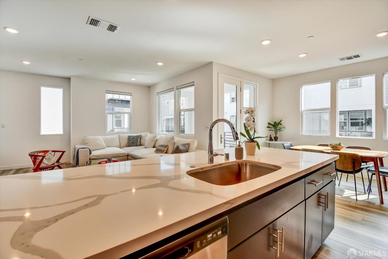 Detail Gallery Image 5 of 33 For 1778 Railway Cir, Oakland,  CA 94607 - 3 Beds | 3/1 Baths