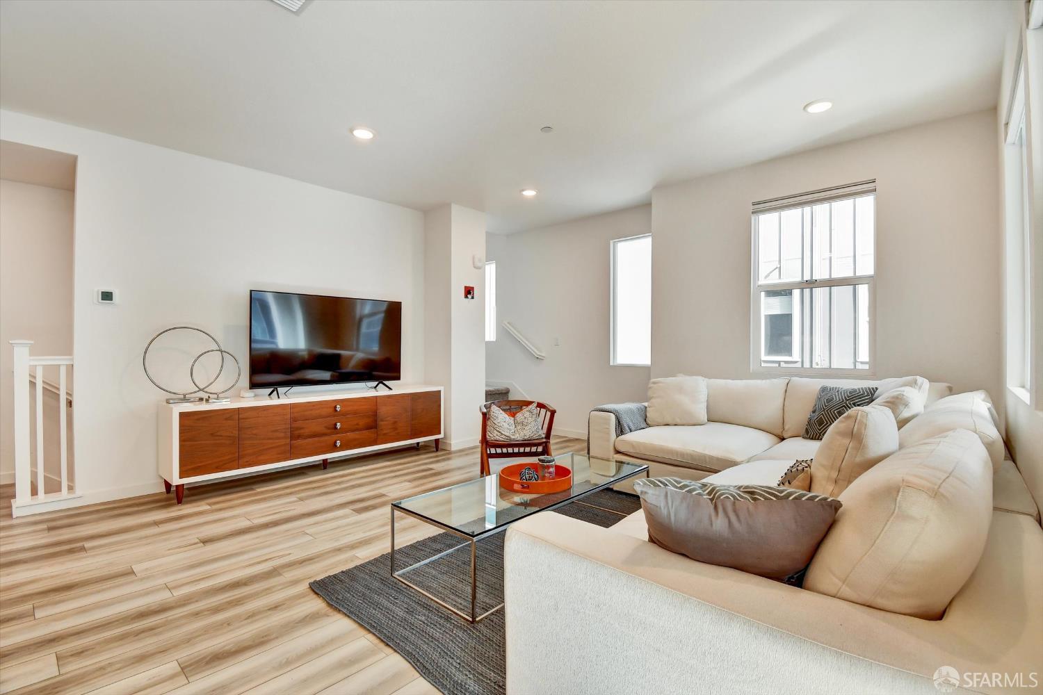 Detail Gallery Image 11 of 33 For 1778 Railway Cir, Oakland,  CA 94607 - 3 Beds | 3/1 Baths