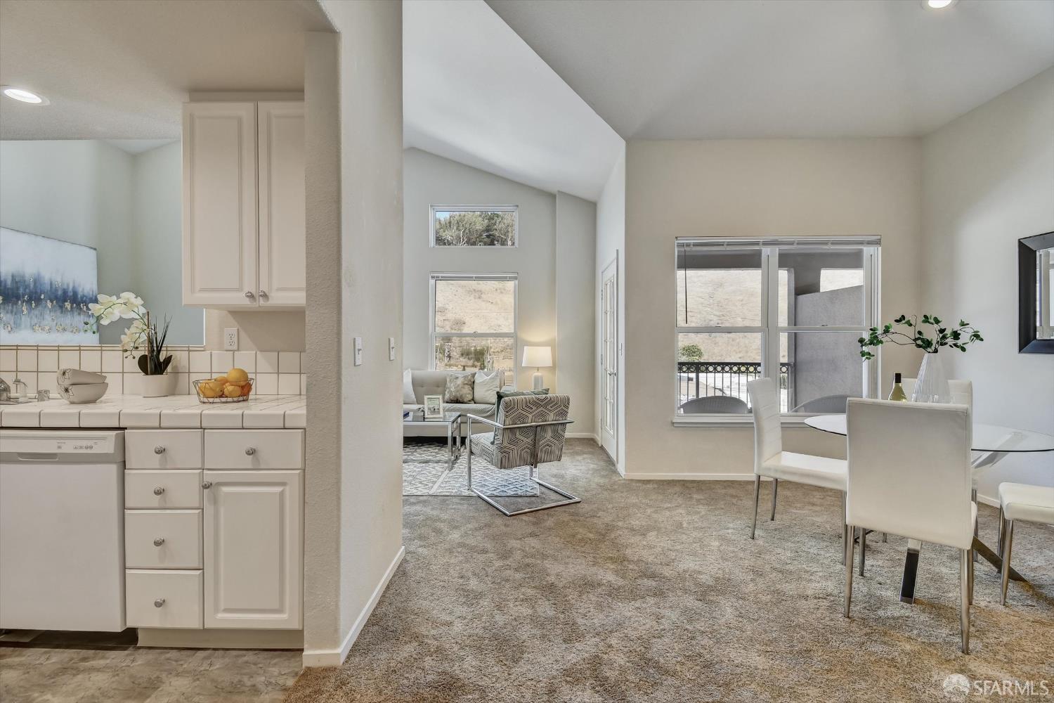 Photo #5: 425077533 Listing 