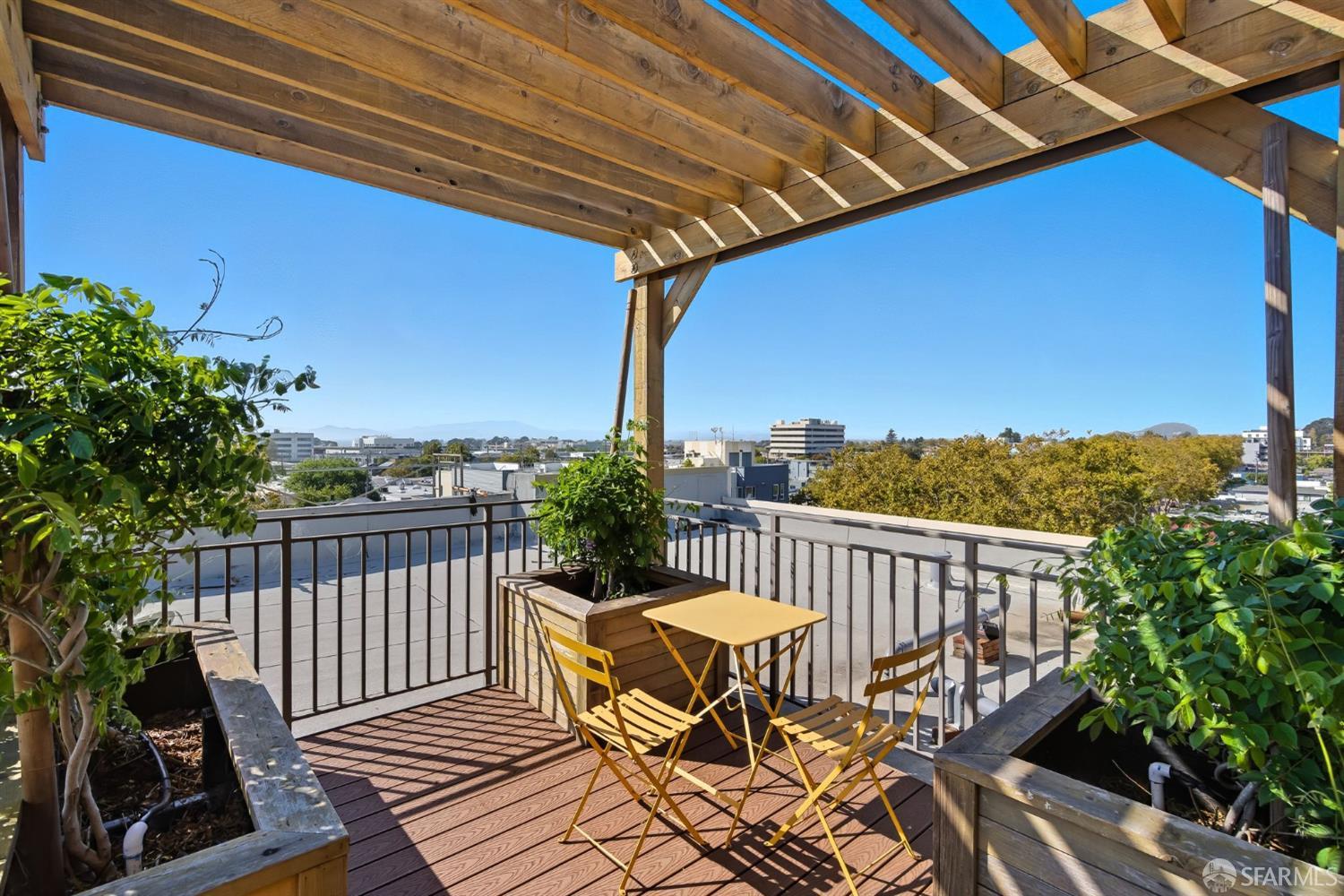 Detail Gallery Image 28 of 34 For 2747 San Pablo Ave #406,  Berkeley,  CA 94702 - 2 Beds | 1 Baths