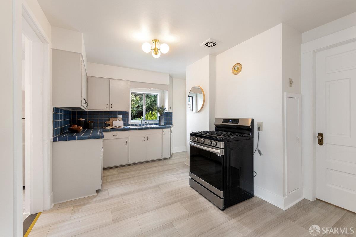 Detail Gallery Image 12 of 27 For 223 Scott St, San Francisco,  CA 94117 - 2 Beds | 2/1 Baths