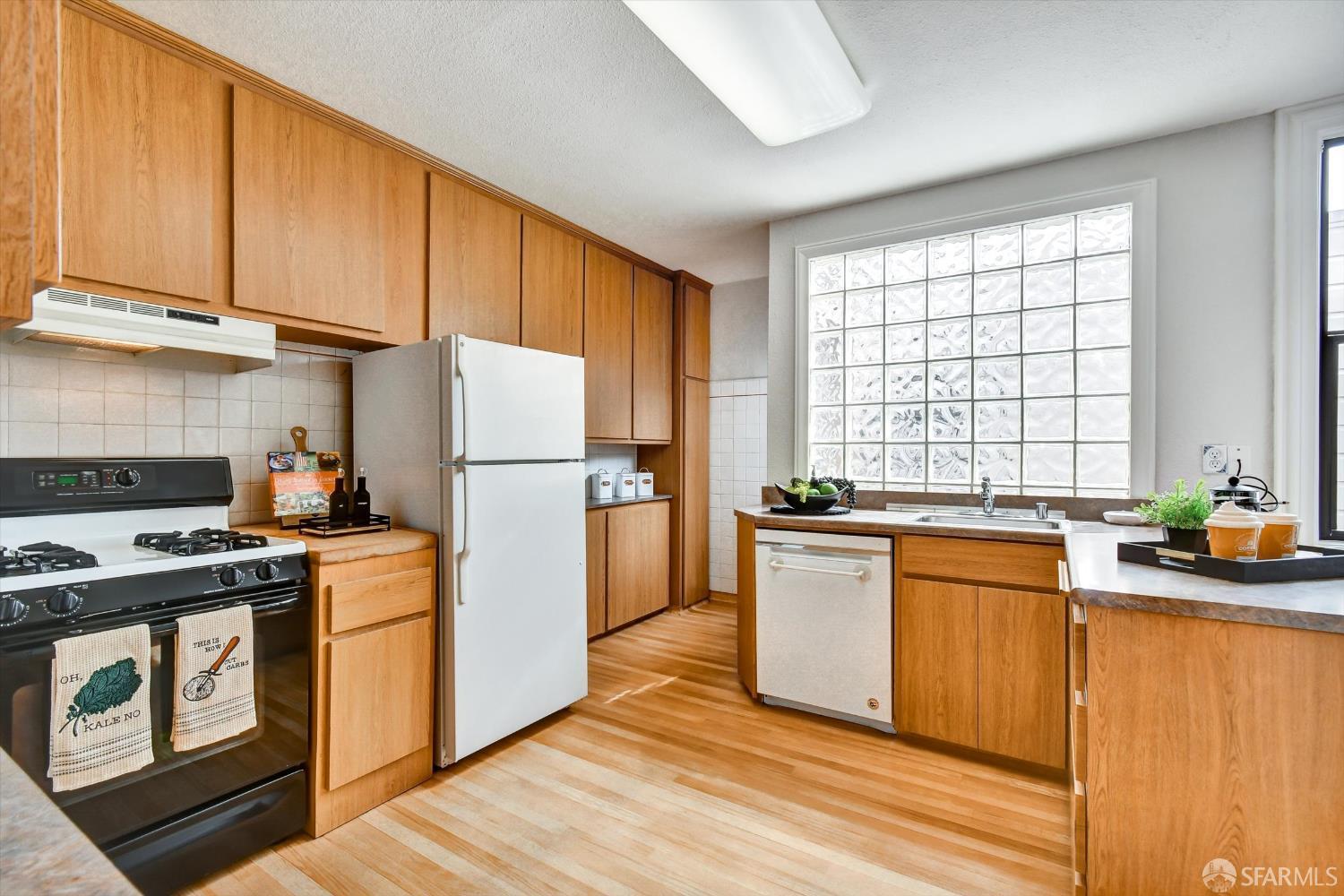 Detail Gallery Image 14 of 53 For 2116 18th Ave, San Francisco,  CA 94116 - 4 Beds | 3 Baths