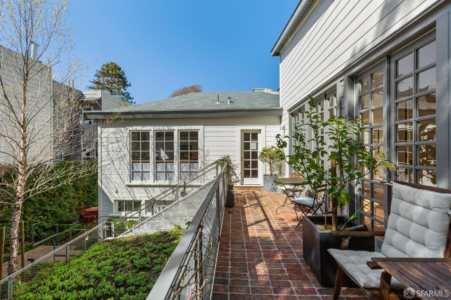 Detail Gallery Image 6 of 83 For 1338 Filbert St a,  San Francisco,  CA 94109 - 4 Beds | 4 Baths