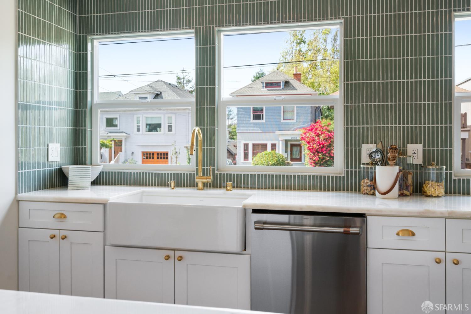 Detail Gallery Image 12 of 28 For 2533 Grant St, Berkeley,  CA 94703 - 4 Beds | 3 Baths