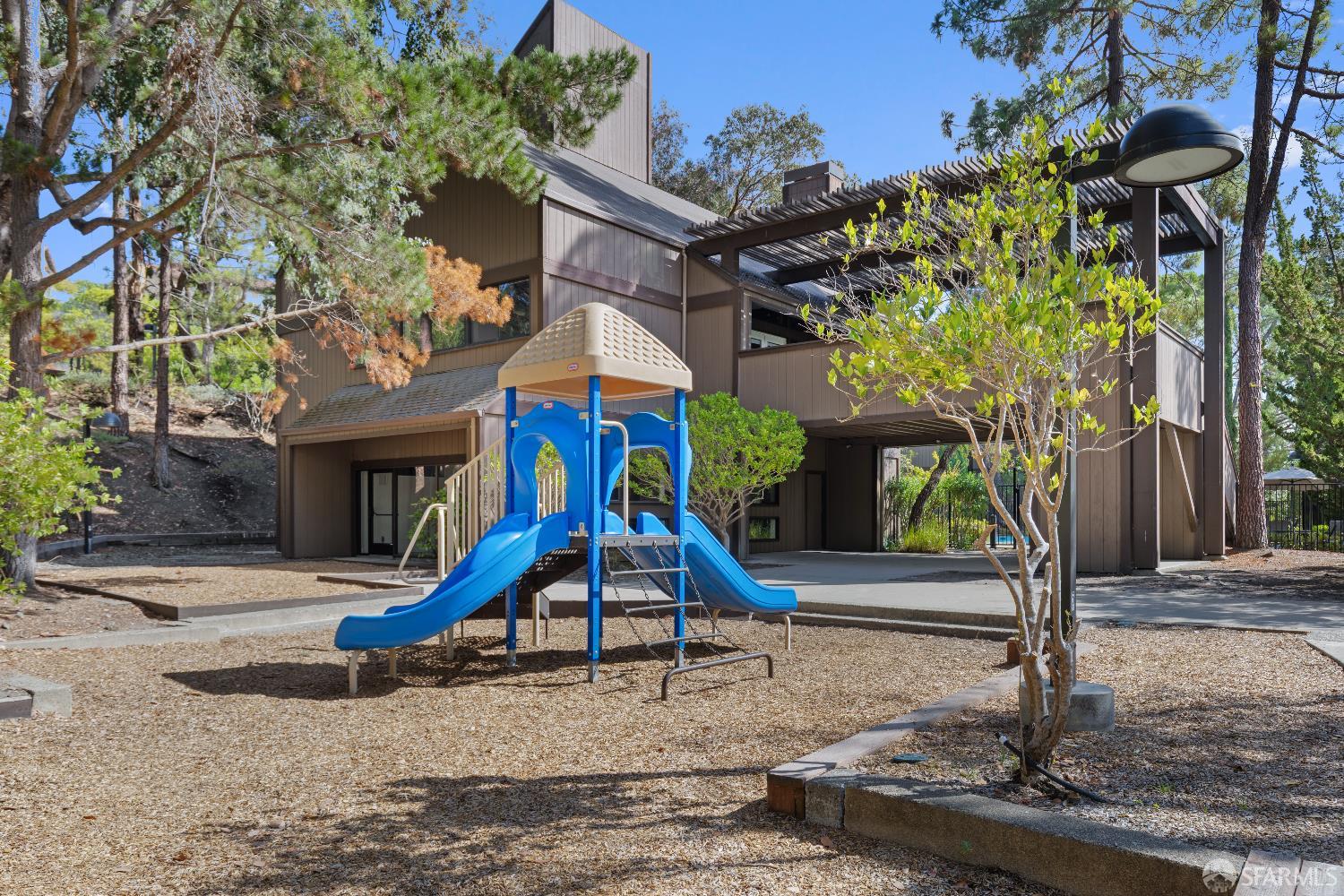 Detail Gallery Image 36 of 44 For 3374 Brittan Ave #13,  San Carlos,  CA 94070 - 3 Beds | 2 Baths