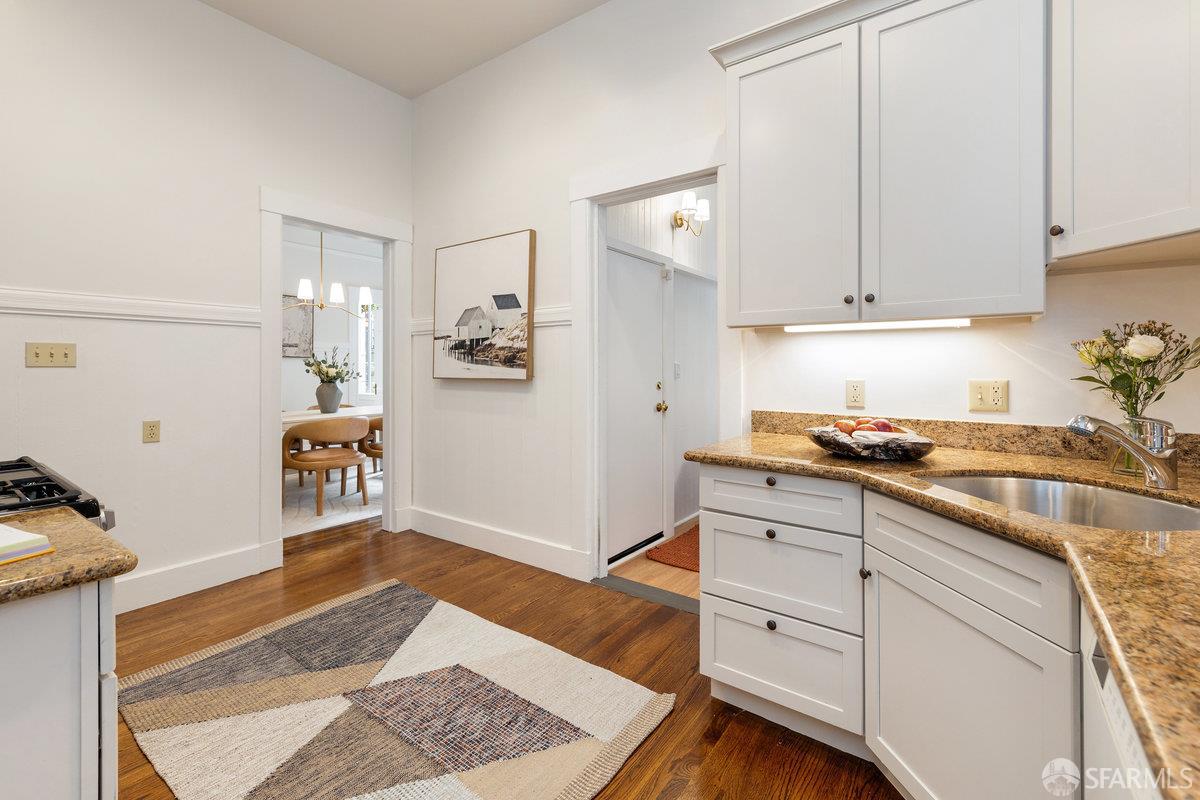 Detail Gallery Image 11 of 42 For 221 Scott St, San Francisco,  CA 94117 - – Beds | – Baths