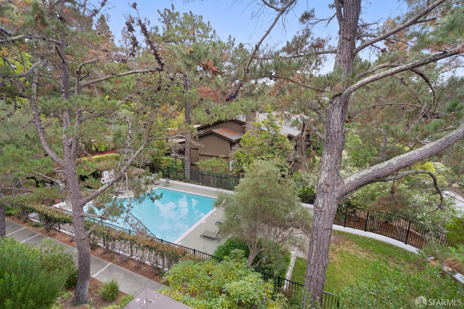 Detail Gallery Image 7 of 44 For 3374 Brittan Ave #13,  San Carlos,  CA 94070 - 3 Beds | 2 Baths