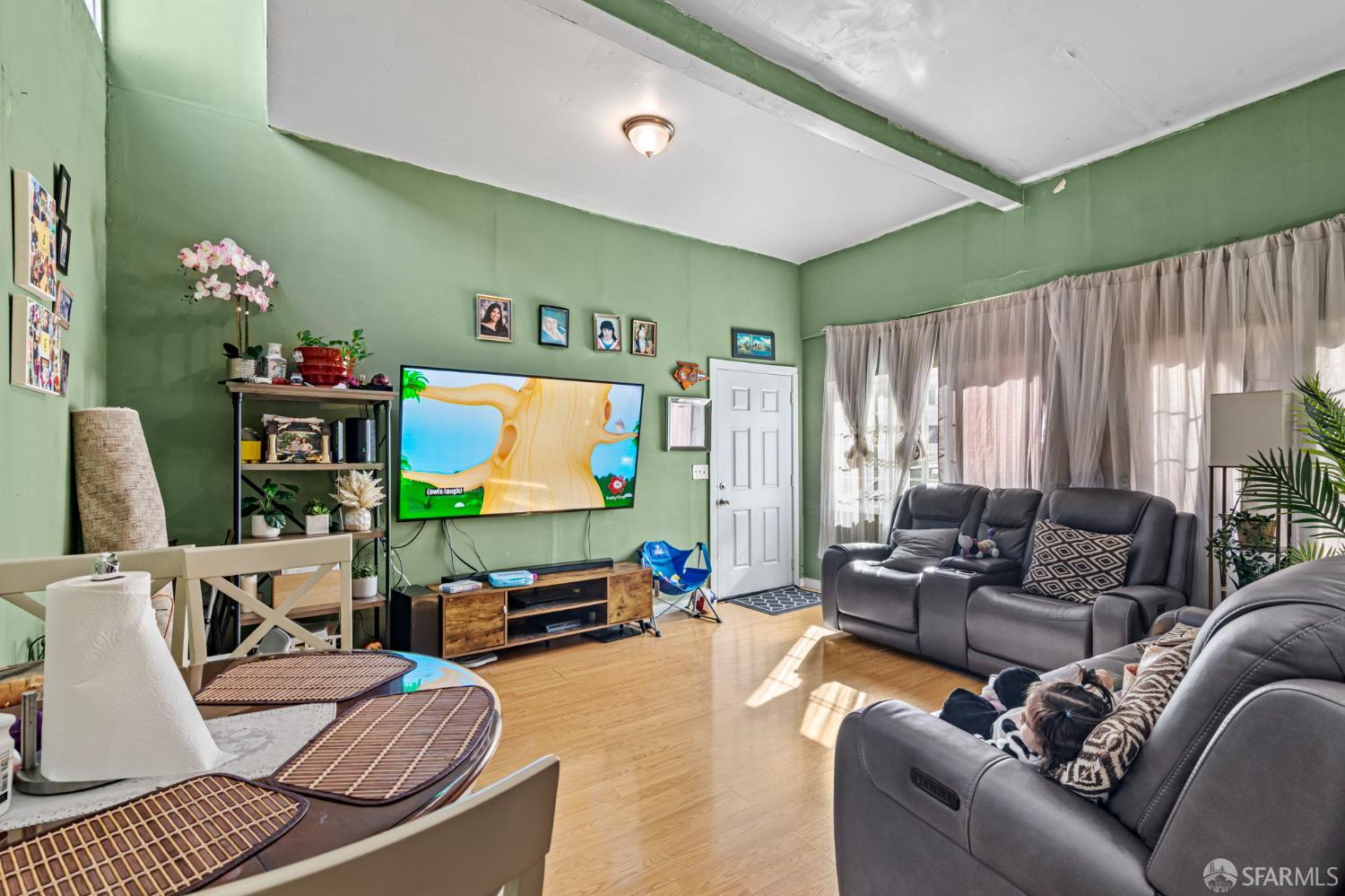 Detail Gallery Image 2 of 4 For 1048 Oak St, San Francisco,  CA 94117 - – Beds | – Baths