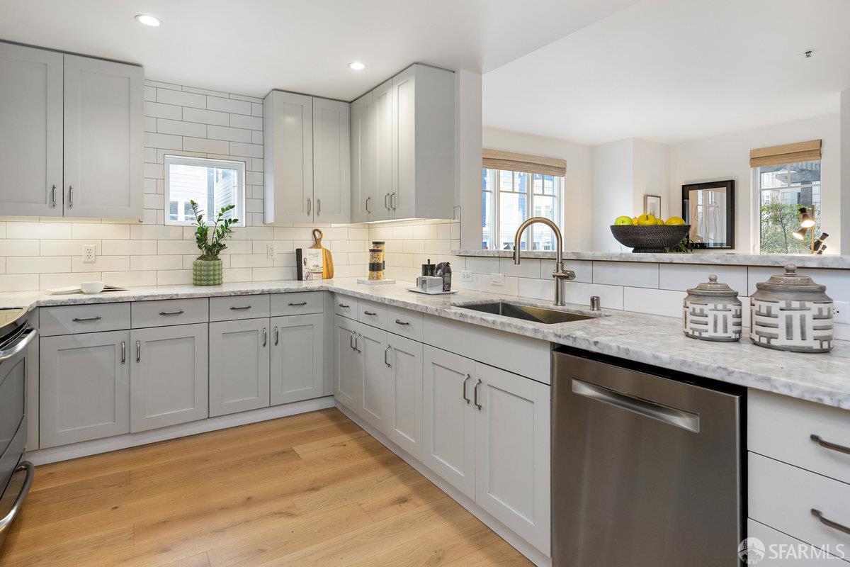 Detail Gallery Image 9 of 22 For 350 Broderick St #214,  San Francisco,  CA 94117 - 2 Beds | 2 Baths