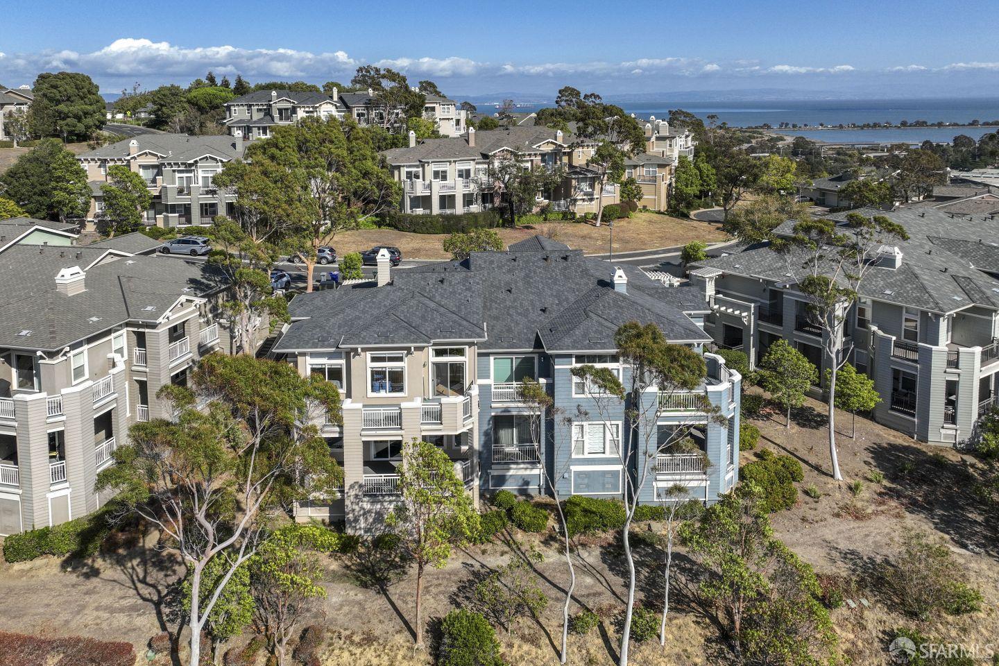 Detail Gallery Image 8 of 50 For 141 Kestrel Ct, Brisbane,  CA 94005 - 2 Beds | 2 Baths