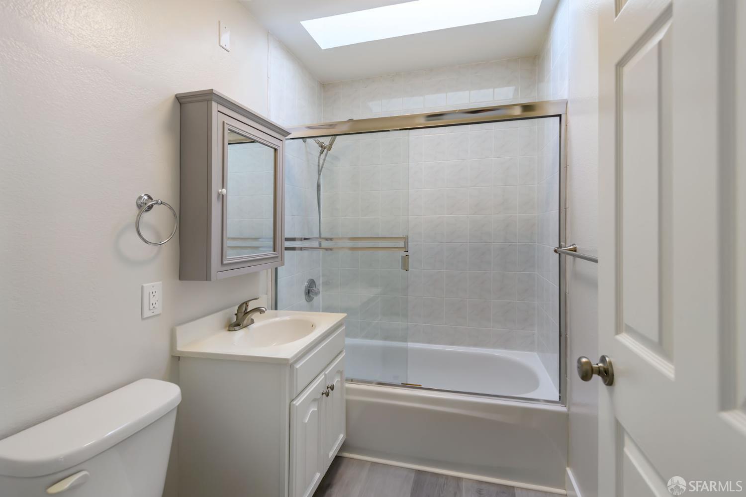 Detail Gallery Image 16 of 23 For 12 Hattie St #3,  San Francisco,  CA 94114 - 3 Beds | 3 Baths