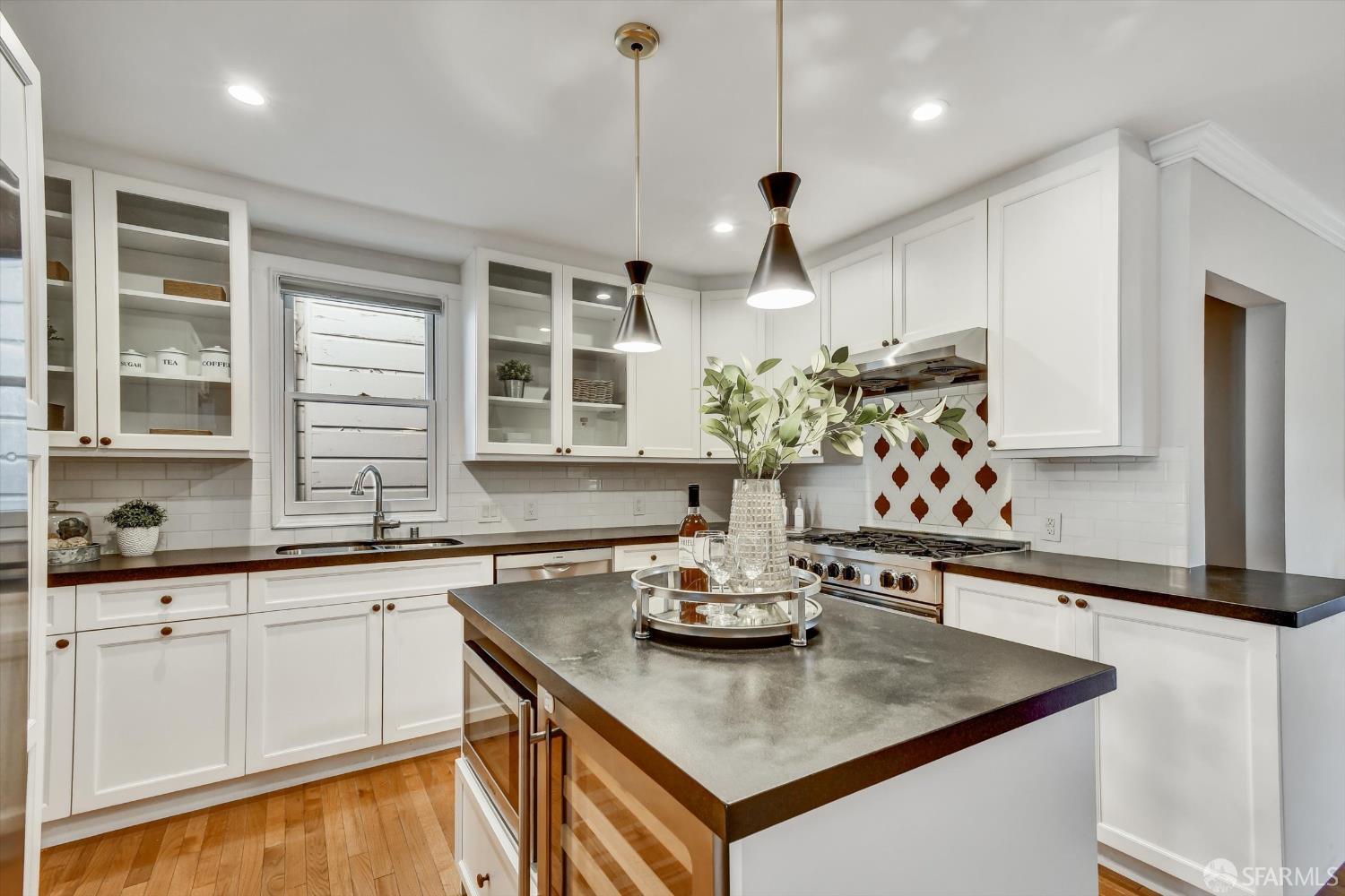 Detail Gallery Image 23 of 62 For 1258 York St, San Francisco,  CA 94110 - 3 Beds | 2/1 Baths