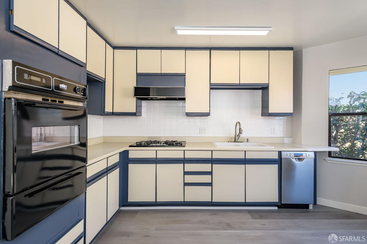 Detail Gallery Image 7 of 23 For 12 Hattie St #3,  San Francisco,  CA 94114 - 3 Beds | 3 Baths