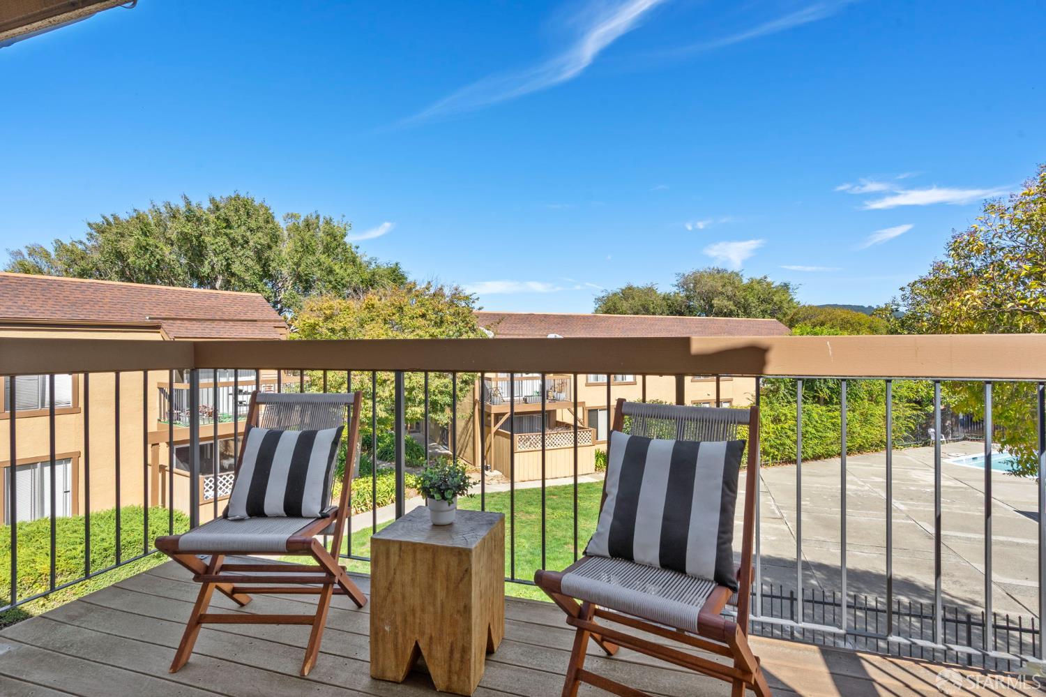 Detail Gallery Image 5 of 26 For 5319 Ridgeview Cir #10,  El Sobrante,  CA 94803 - 2 Beds | 1 Baths