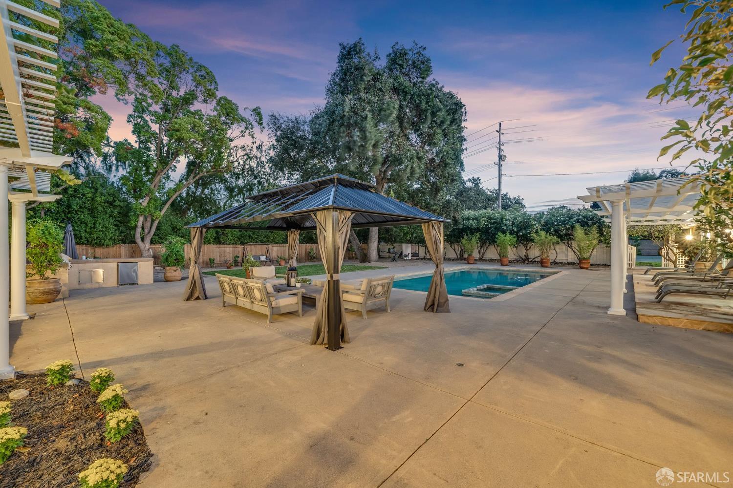 Detail Gallery Image 9 of 51 For 2 Callado Way, Atherton,  CA 94027 - 5 Beds | 4/1 Baths